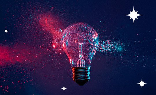 lâmpada no espaço com poeira cósmica remetendo ao campo das ideias e planejamento de redes sociais